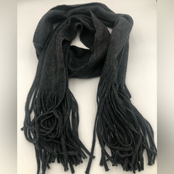LUCKY BRAND large fringed gray scarf - Picture 2 of 3